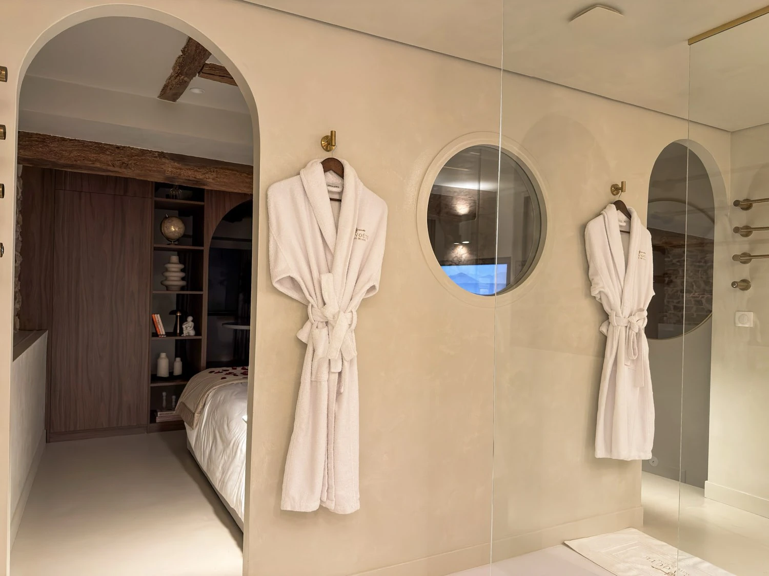 Peignoirs suspendus dans la salle de bain en marbre