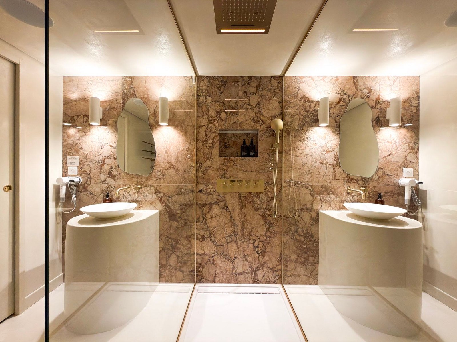 Salle de bain en marbre rose-beige, double vasque et douche sensorielle