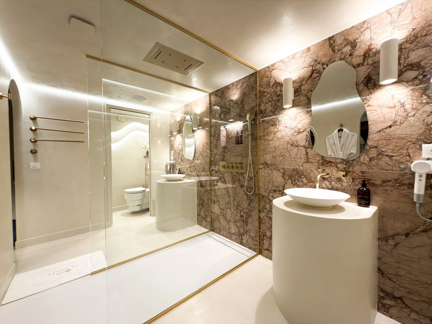 La salle de bain en marbre sur toute sa longueur