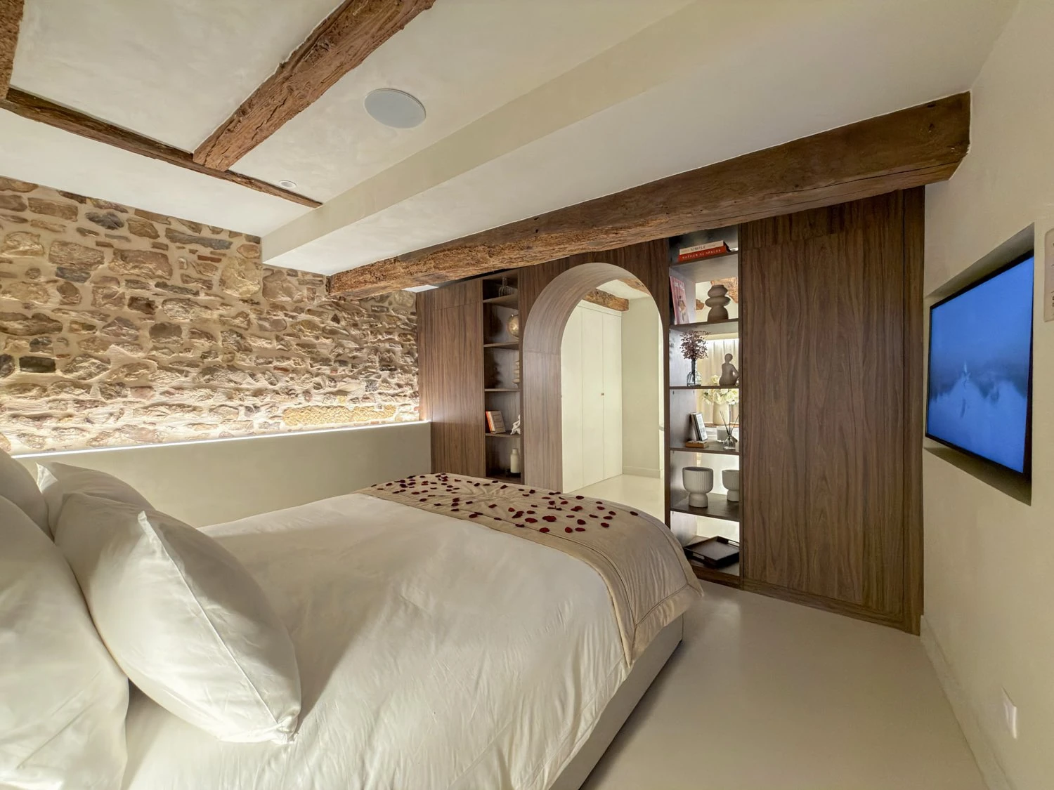 La chambre, son arche en noyer et ses poutres apparentes