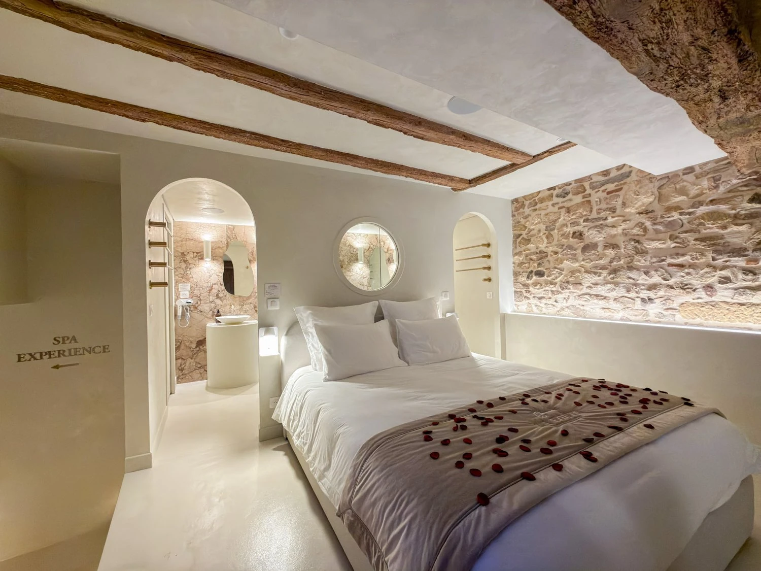Le lit et ses pétales de rose, près de l'accès au spa