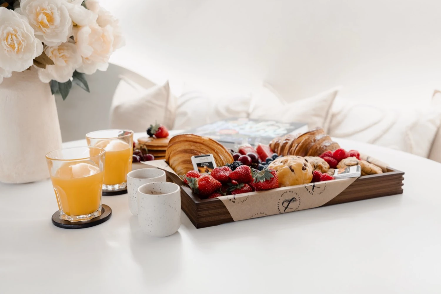 Le plateau du petit-déjeuner sur la table ronde