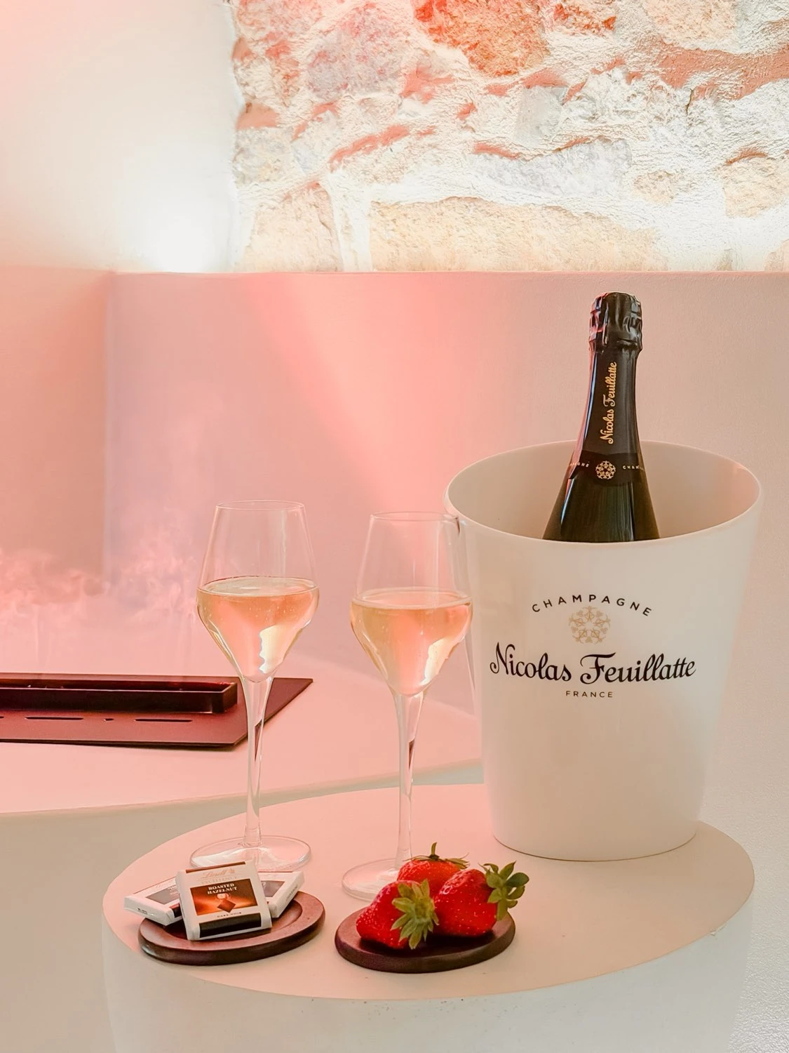 Deux coupes de champagne au bord du bain