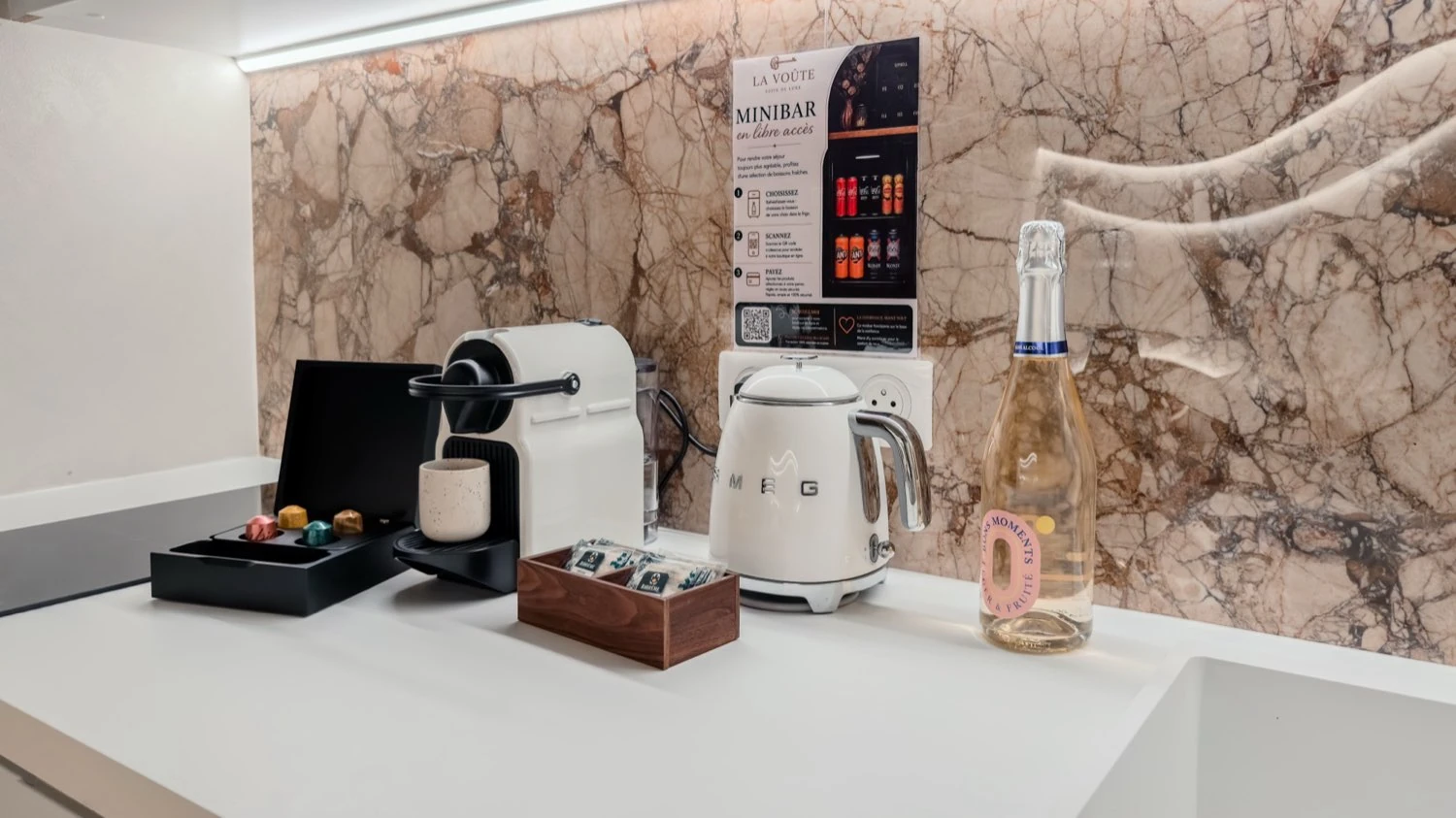 Machine à café et bouilloire sur le plan en marbre