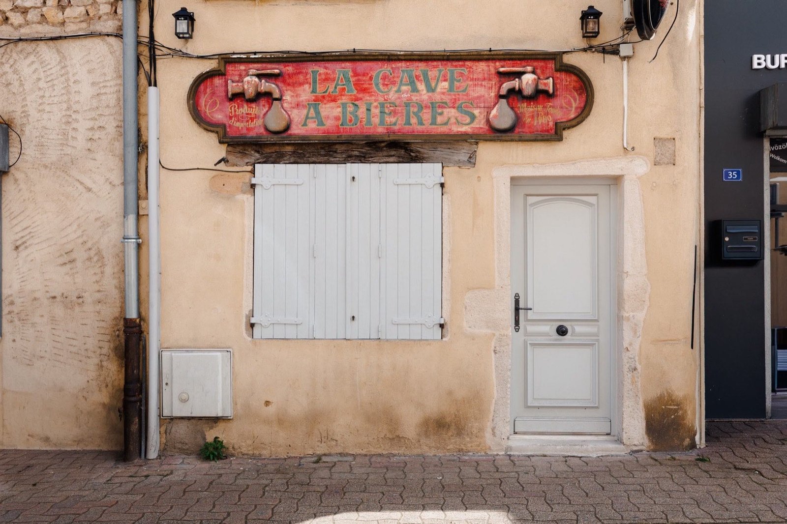 The discreet street façade with its unmarked white door