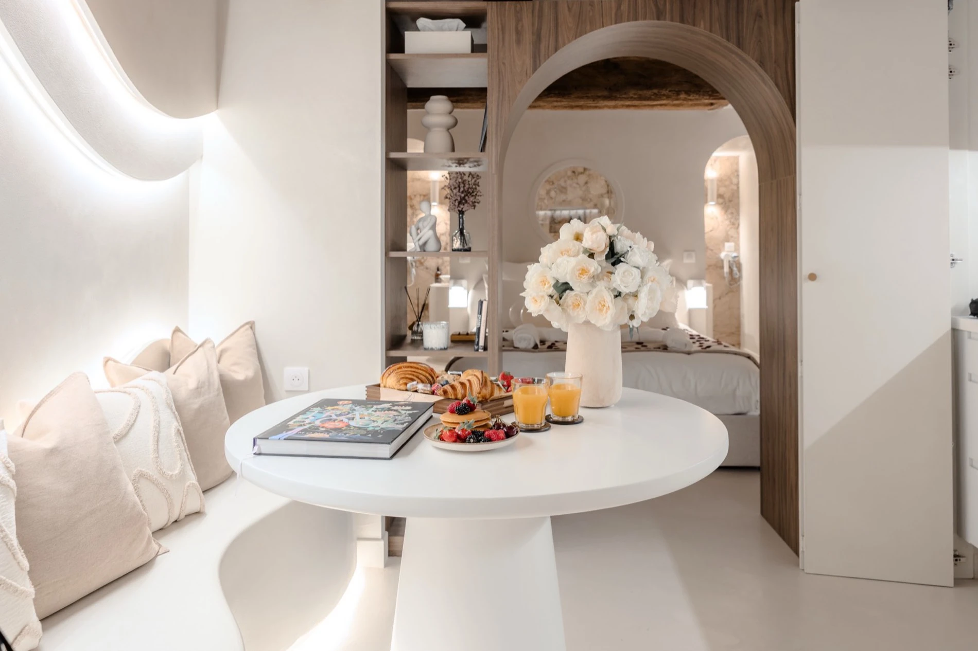 Le séjour, sa banquette galbée et ses arches