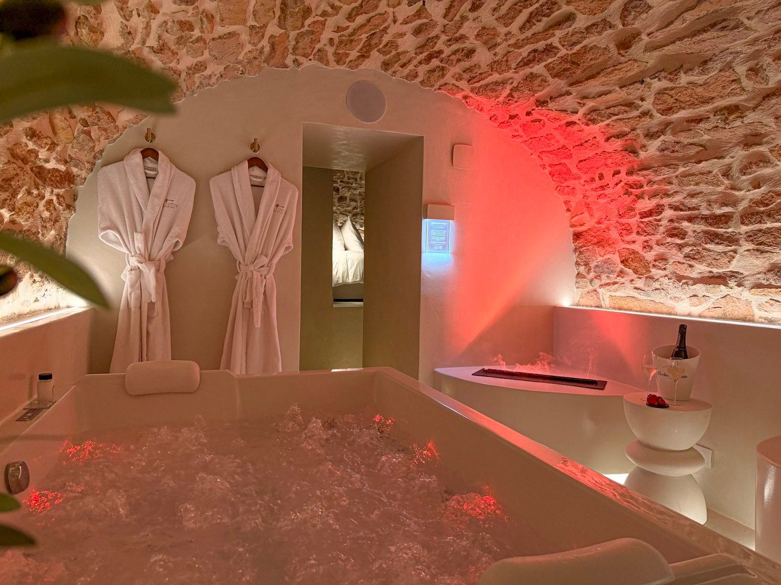 Le bain à remous de La Voûte des Sens sous la voûte de pierre