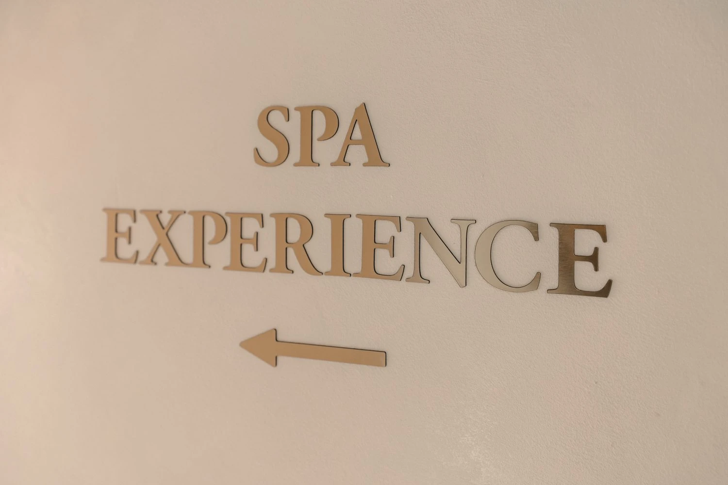 La signalétique en laiton « Spa Experience » indiquant l'accès au spa